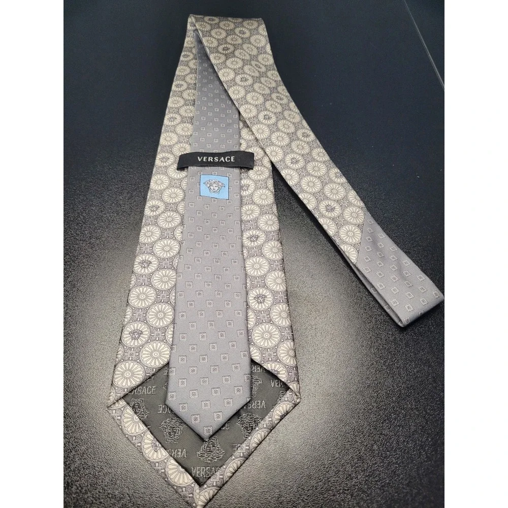 Versace Men's Necktie Grey Medallion Silk 3.75 x 58 Excellent